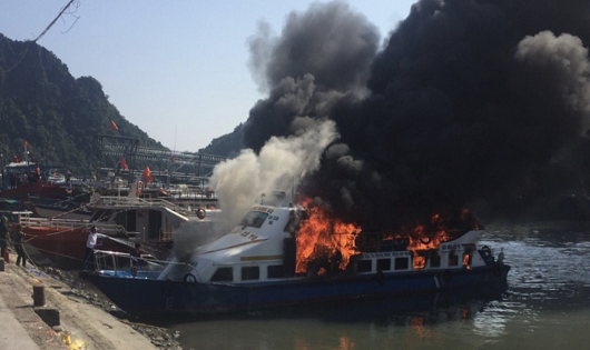 Cháy tàu cao tốc tại Cảng Cái Rồng 