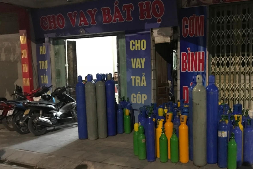 Dân chơi Quảng Ninh “phê pha” với bóng cười tại nơi công cộng