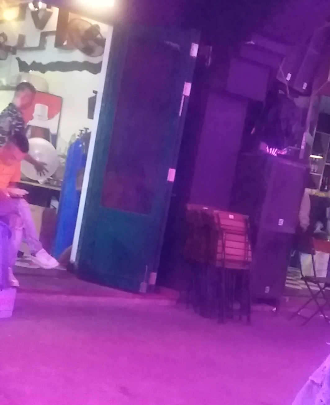 Dân chơi Quảng Ninh “phê pha” với bóng cười tại nơi công cộng