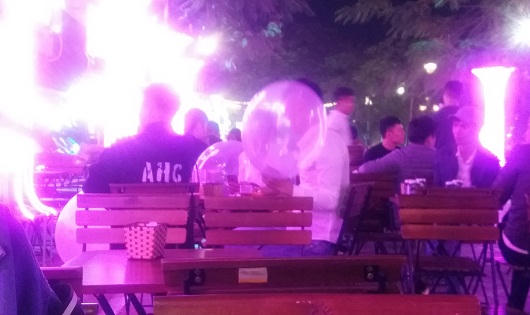 Dân chơi Quảng Ninh “phê pha” với bóng cười tại nơi công cộng