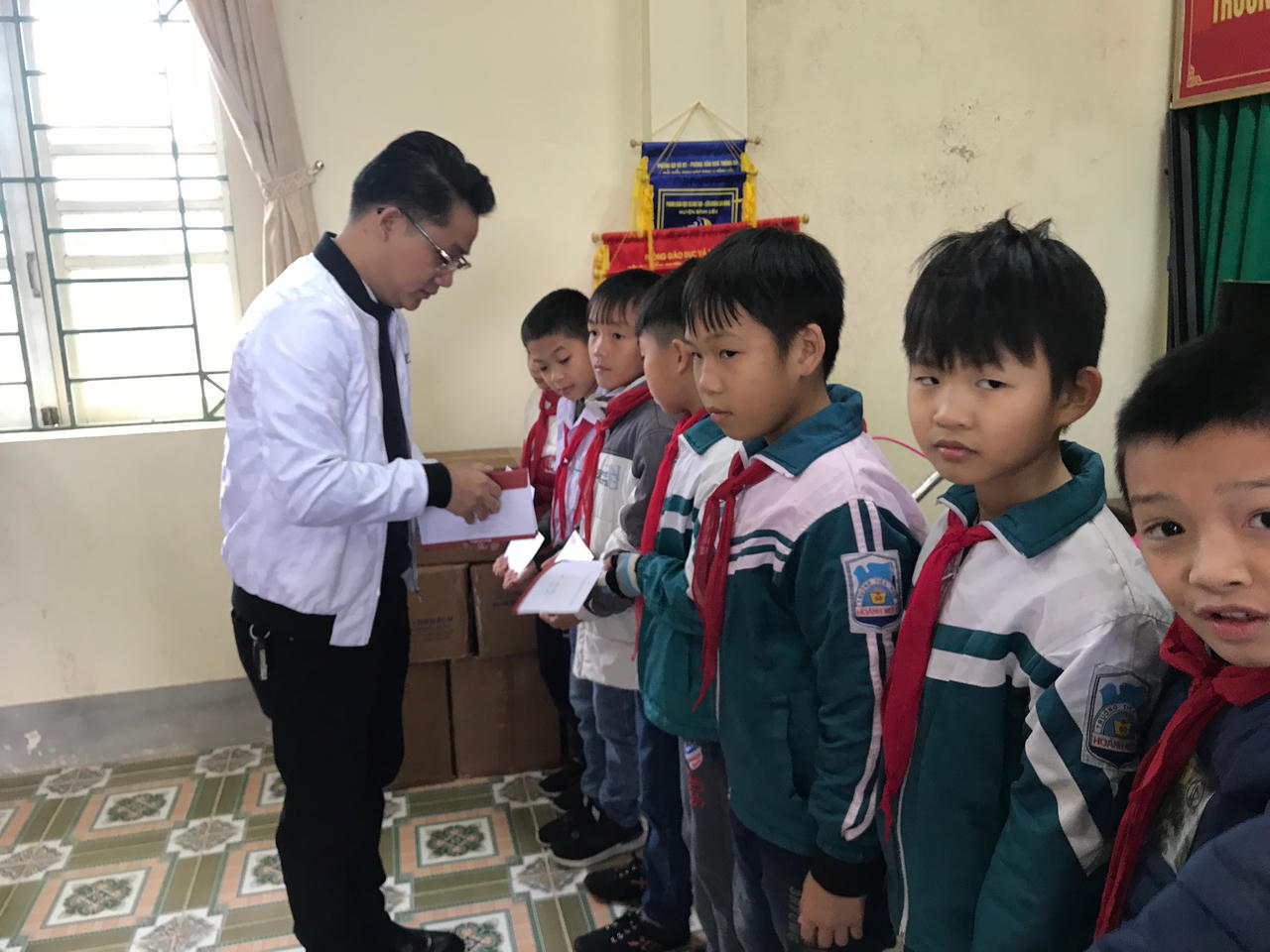 Báo Pháp luật Việt Nam mang hơi ấm đến người dân vùng biên Quảng Ninh