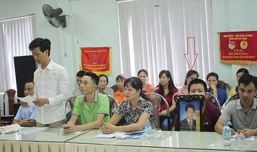 Rớt nước mắt đọc thư cầu cứu của cậu bé ôm di ảnh đòi nợ lương cho cha