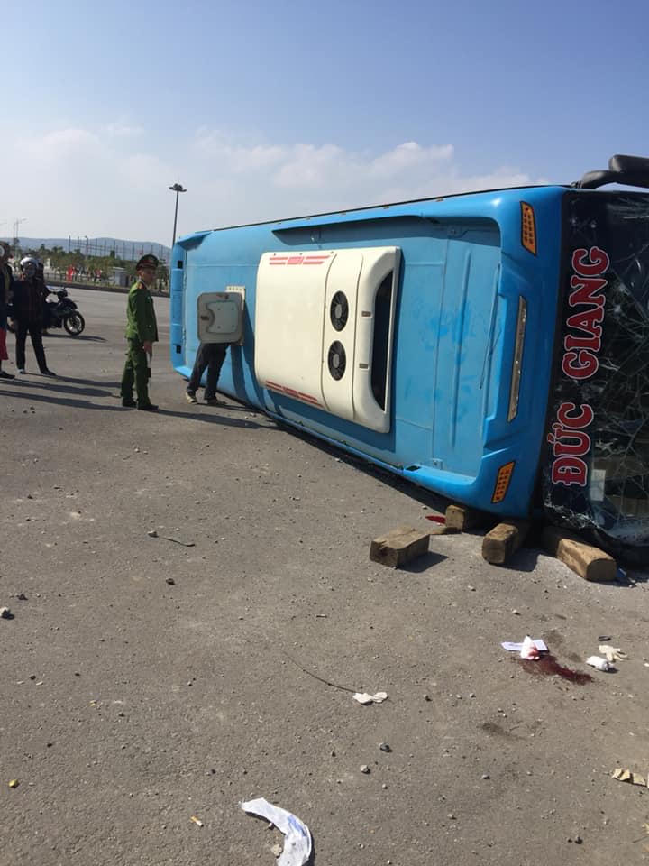 Xe khách lật trên đường đi Quảng Ninh, 1 người chết, 6 người bị thương
