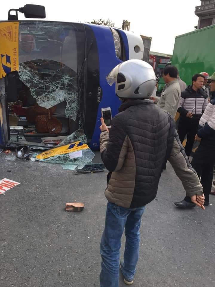 Xe khách Thái Bình lật nghiêng trên đường Hải Phòng, hành khách hoảng loạn