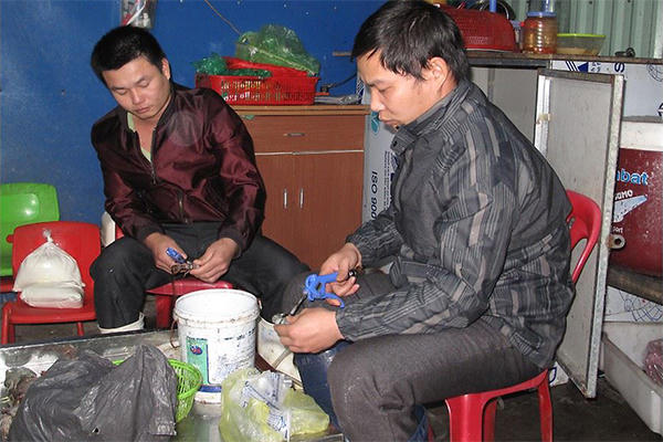 Cận Tết, phát hiện tôm bơm tạp chất, Henieken “nhái”