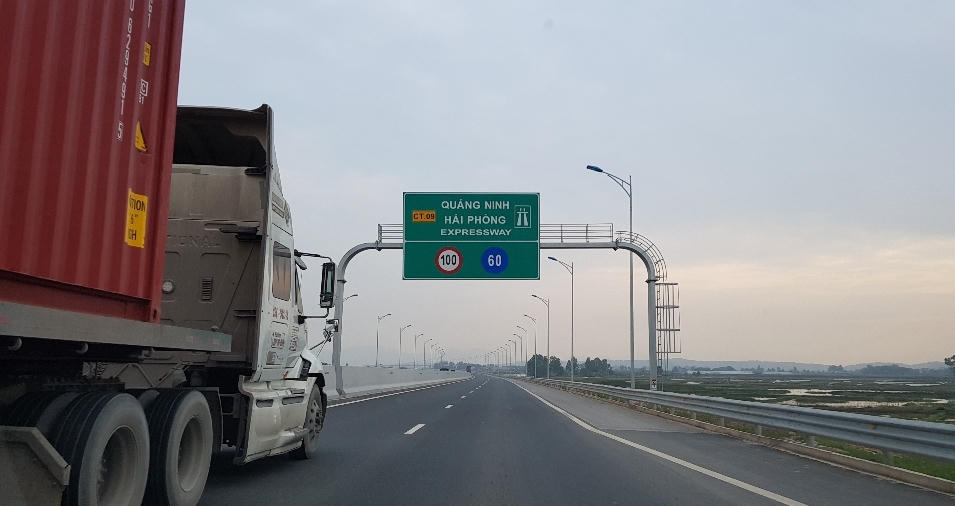 Khẩn trương điều tra hành vi ném đá vào xe ô tô chạy trên cao tốc Hạ Long - Hải Phòng