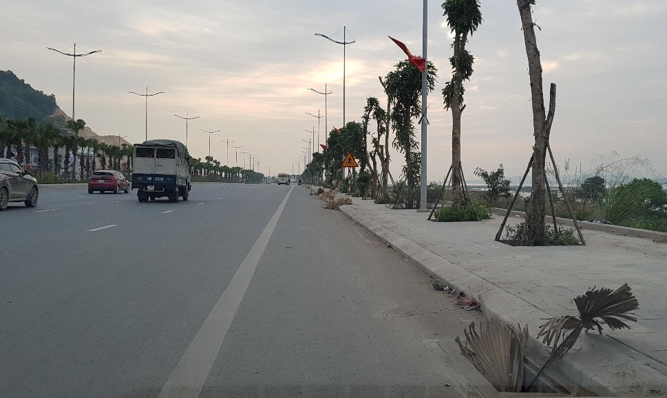 Kẻ gian lấy cắp hàng loạt nắp cống trên tuyến đường 10 làn xe đẹp nhất Hạ Long