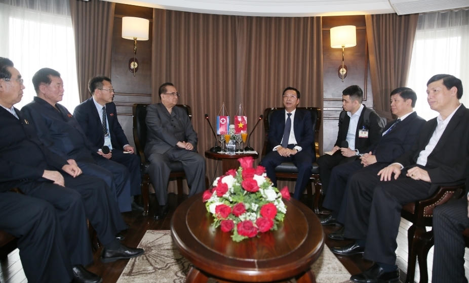 Phái đoàn Triều Tiên lên du thuyền thăm Hạ Long