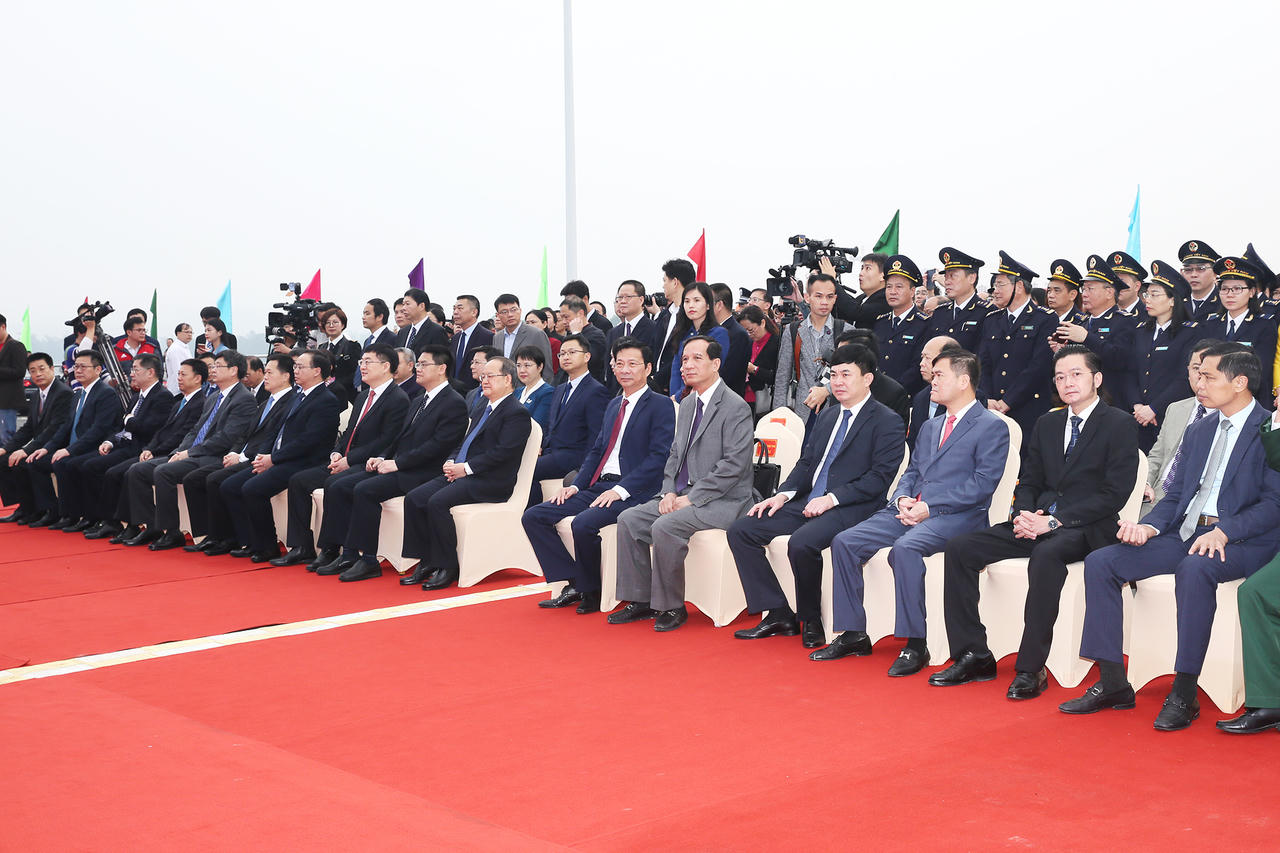 Thông quan cầu Bắc Luân II nối TP Móng Cái với TP Đông Hưng, Trung Quốc