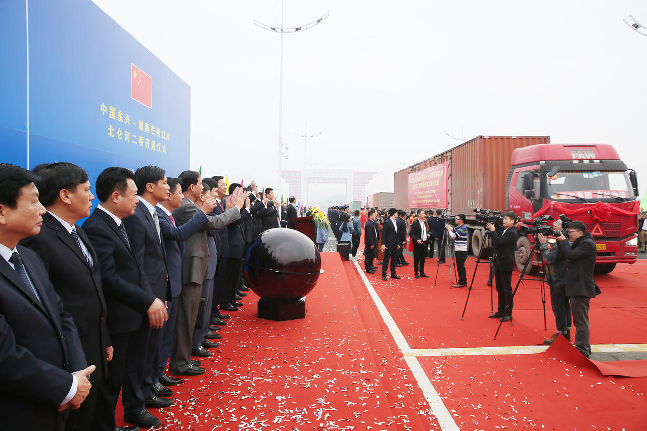 Thông quan cầu Bắc Luân II nối TP Móng Cái với TP Đông Hưng, Trung Quốc