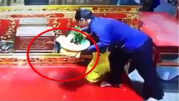 Truy tìm người phụ nữ trộm túi xách ở hội Phủ Dầy