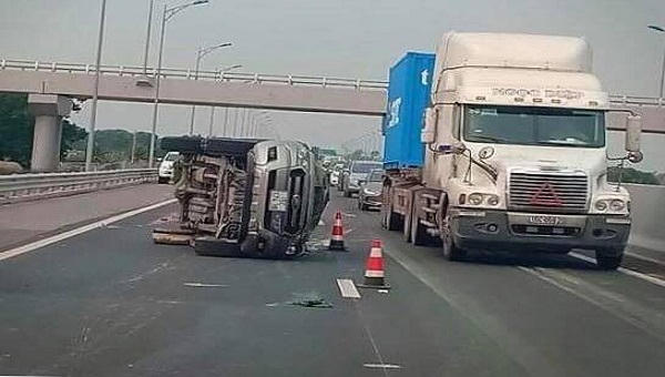Xe bán tải đâm thùng xốp, lật nghiêng trên cao tốc Hạ Long - Hải Phòng