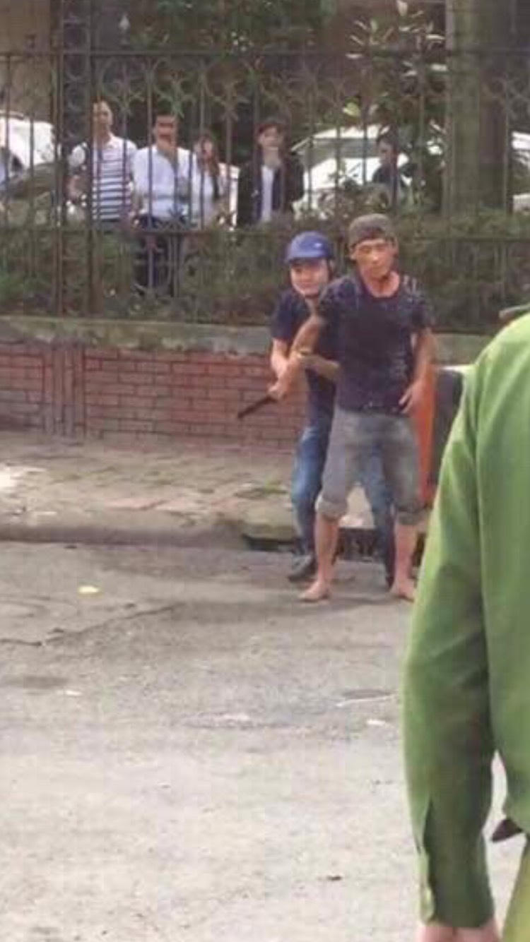 Hải Dương: Nam thanh niên nghi “ngáo đá” tự lấy dao cứa cổ