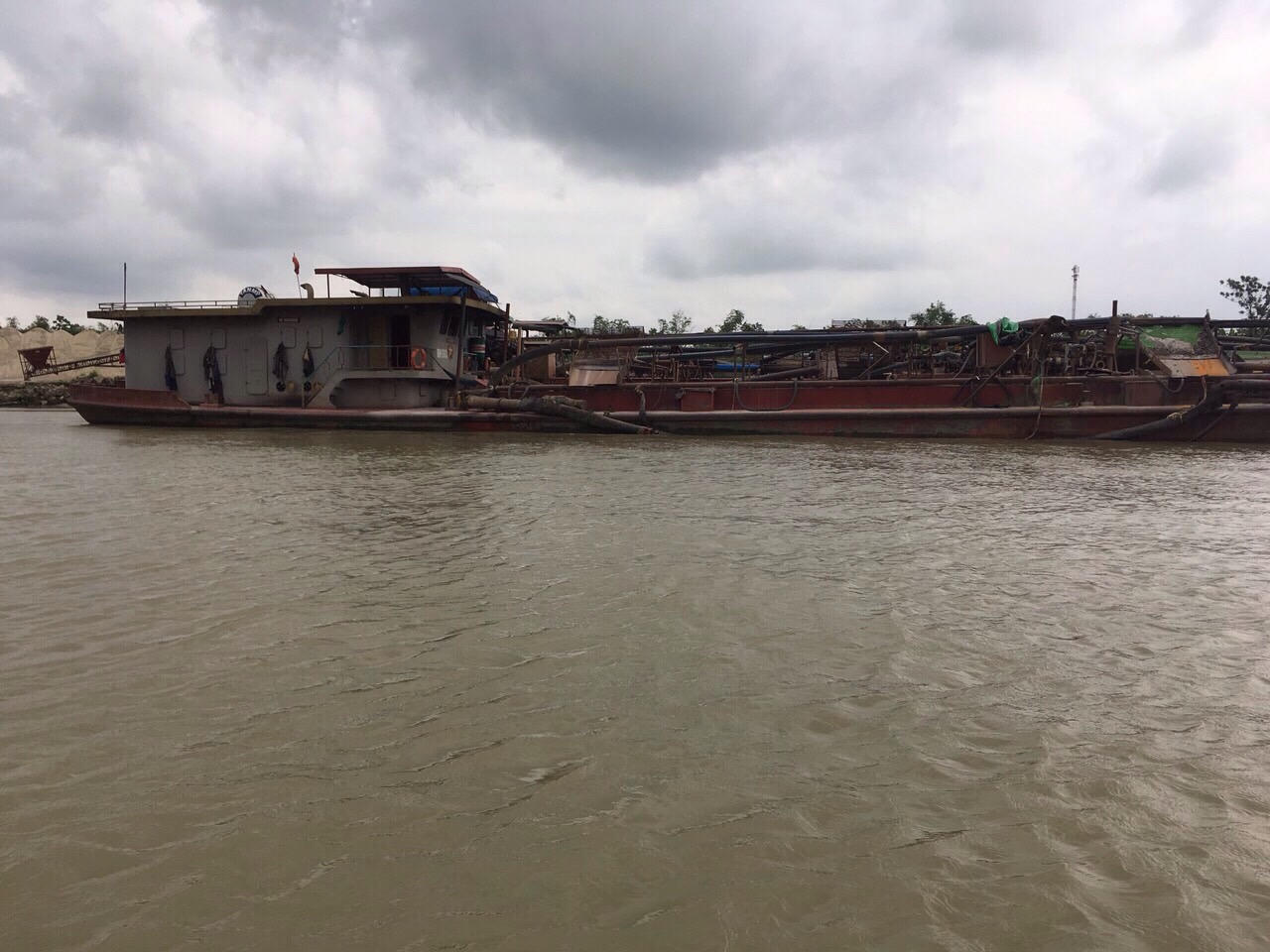 Phát hiện, bắt giữ 4 tàu khai thác cát trái phép trong đêm