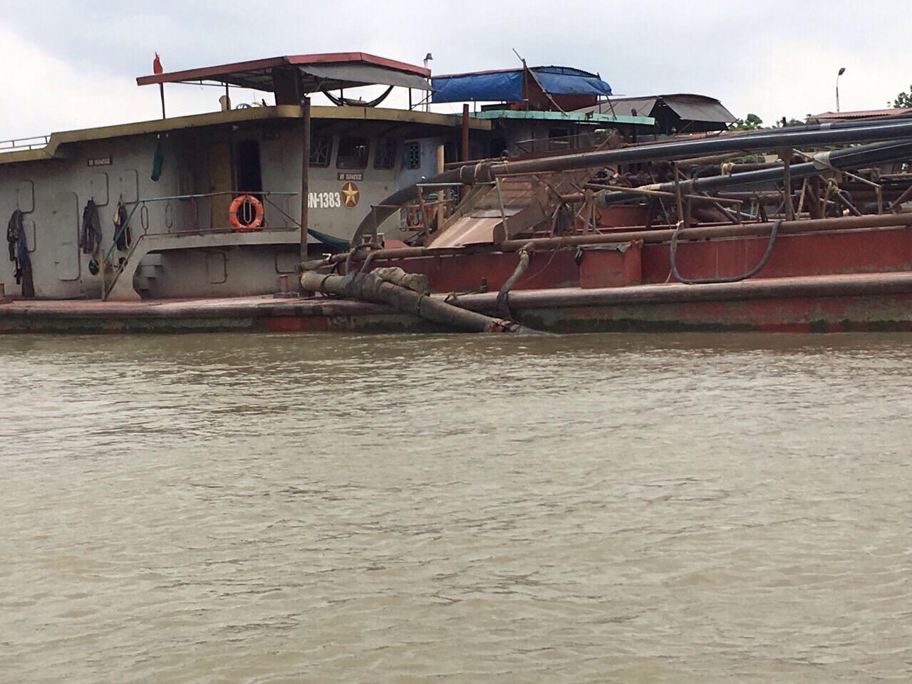 Phát hiện, bắt giữ 4 tàu khai thác cát trái phép trong đêm