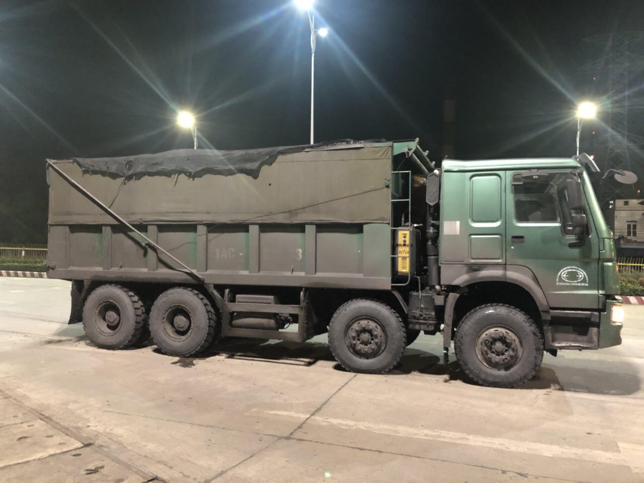 CSGT Quảng Ninh liên tục bắt giữ xe 'hổ vồ' nghi chở than