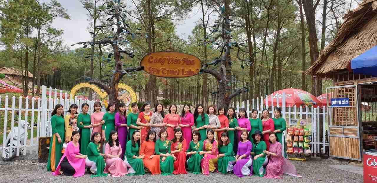 Công viên hoa Hồ Yên Trung: Điểm “check –in” lý tưởng tại TP Uông Bí