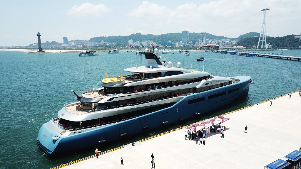 Ông chủ siêu du thuyền 150 triệu USD ngỡ ngàng trước Vịnh Hạ Long