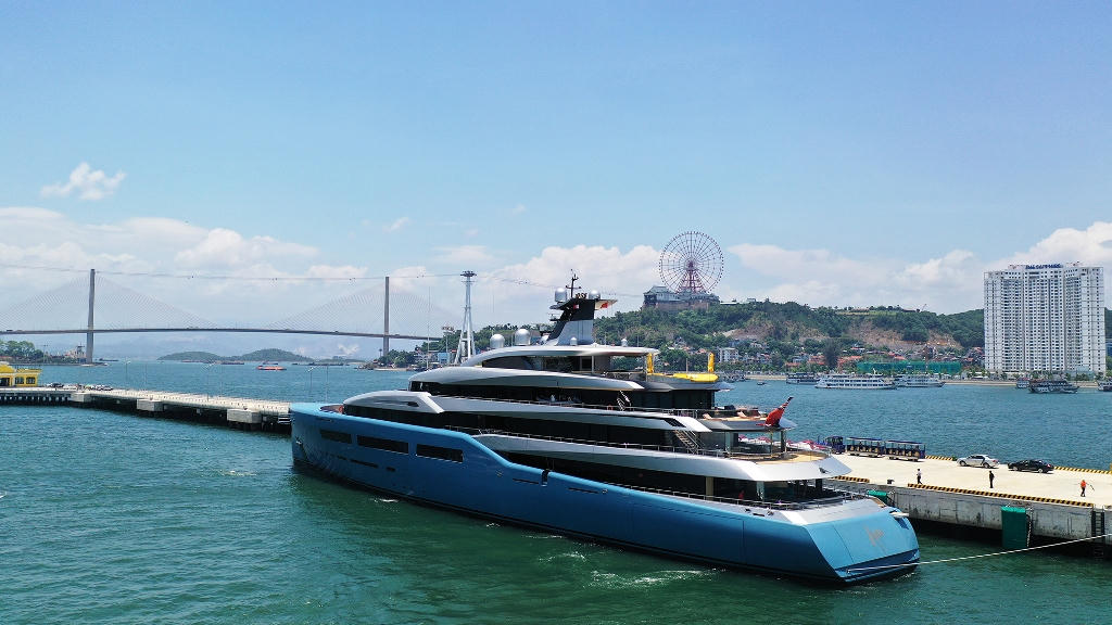 Ông chủ siêu du thuyền 150 triệu USD ngỡ ngàng trước Vịnh Hạ Long