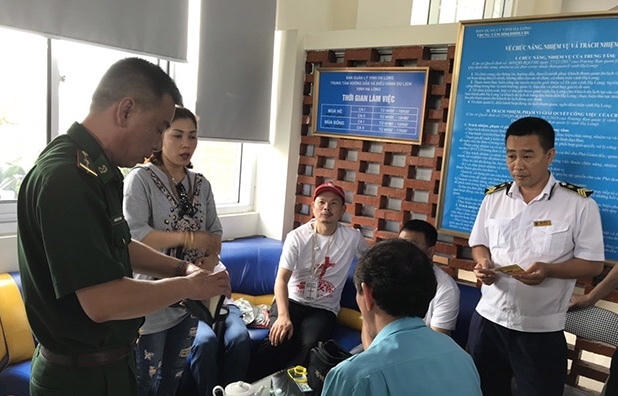 Quảng Ninh: Du khách nước ngoài phát tờ rơi truyền đạo trái phép tại Cảng Tuần Châu