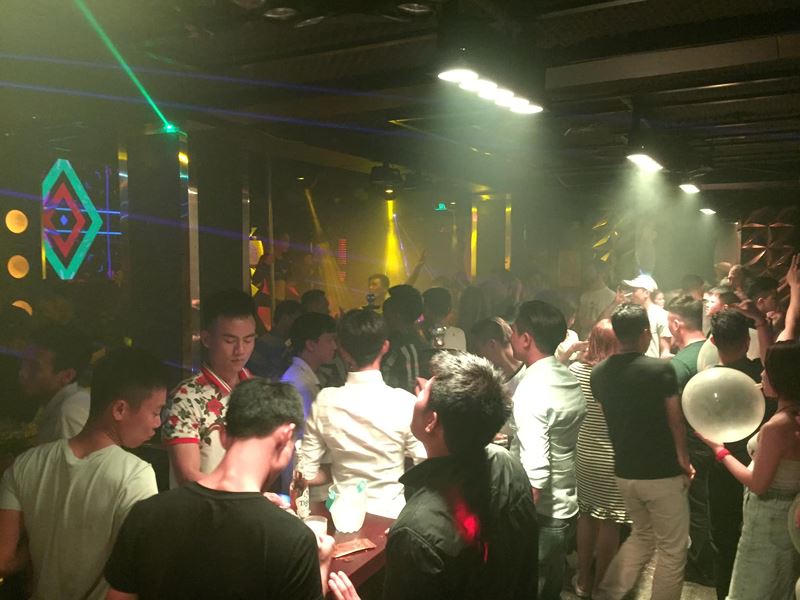 Rose Club với 'combo rượu ngon, gái đẹp, bóng cười phê ngất' bị xử phạt 5 triệu đồng  ​