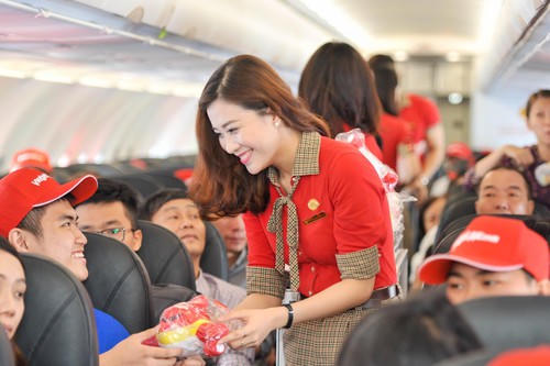VietJet Air kiếm hàng nghìn tỷ đồng từ mỳ tôm, gấu bông, quà lưu niệm