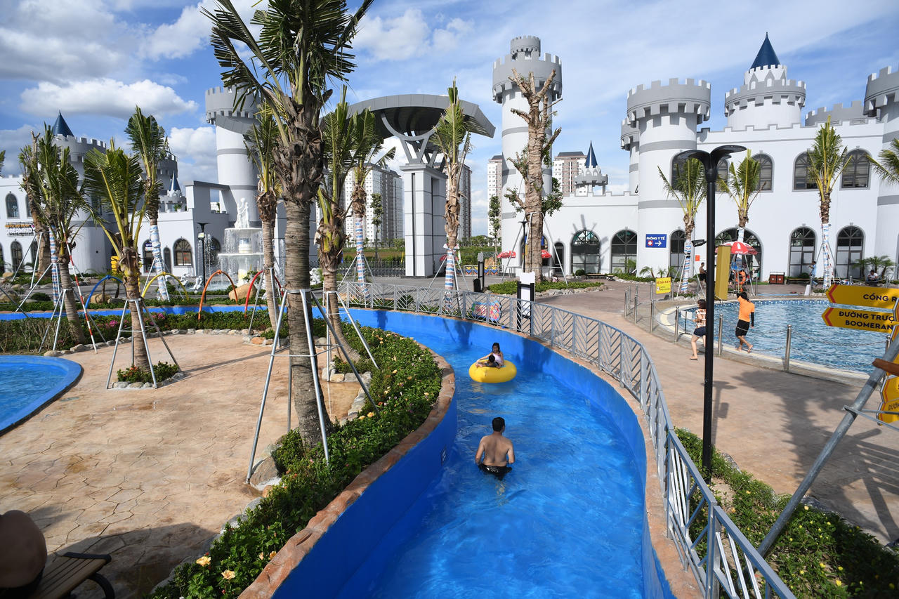 Hàng nghìn người đổ về công viên nước ở Hà Đông cuối tuần