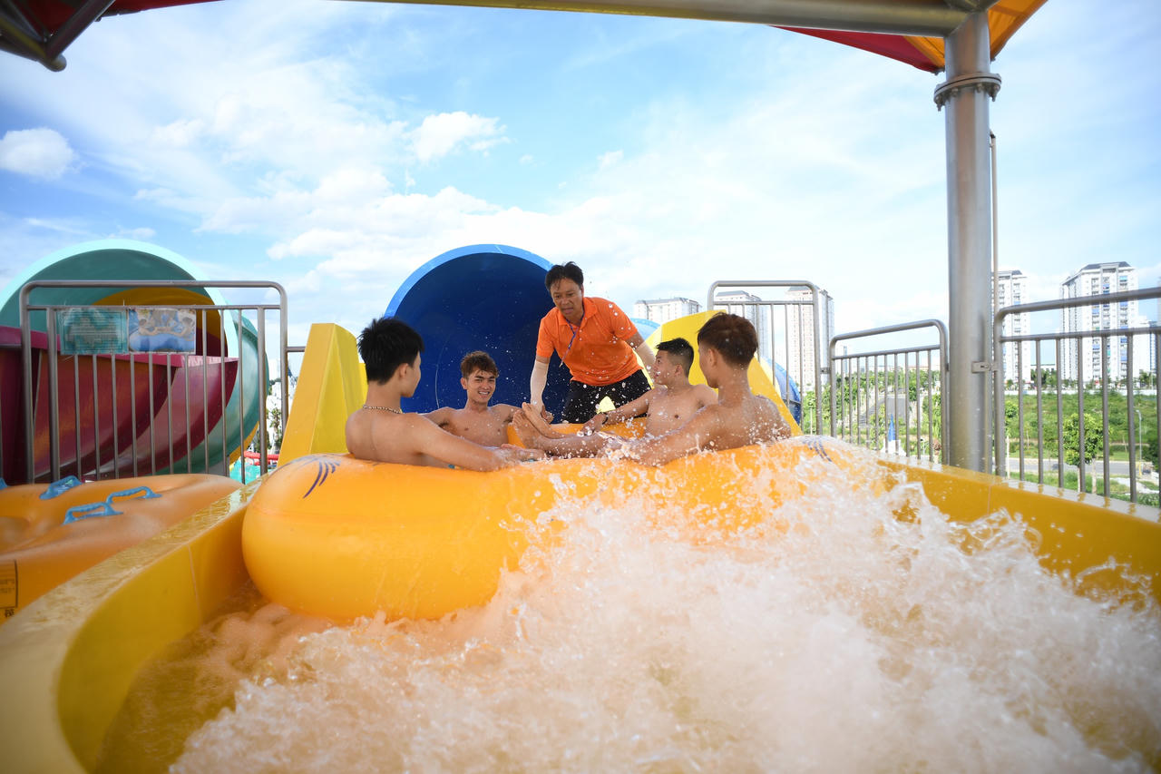 Hàng nghìn người đổ về công viên nước ở Hà Đông cuối tuần