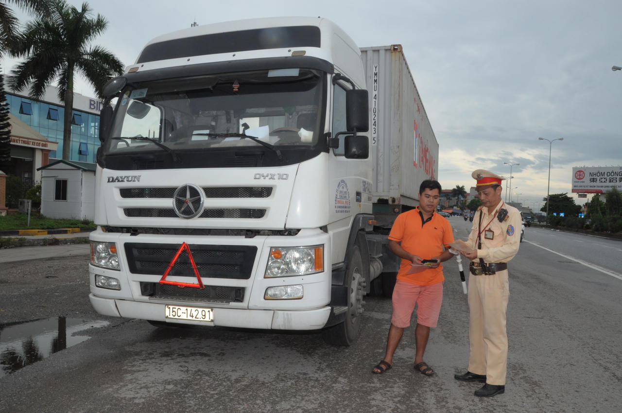 CSGT Hải Dương tổng kiểm soát phương tiện vận tải, xe mô tô