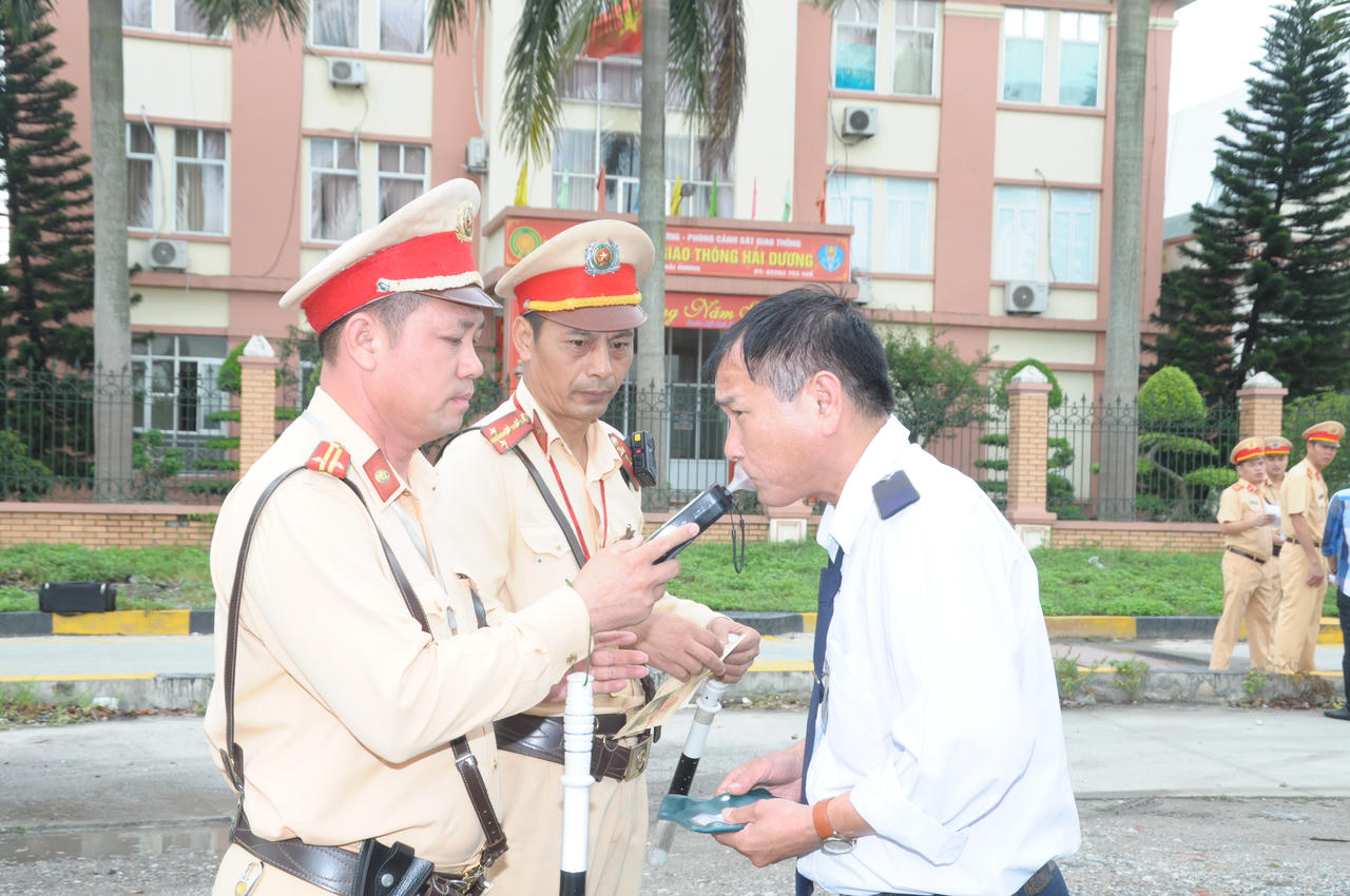 CSGT Hải Dương tổng kiểm soát phương tiện vận tải, xe mô tô