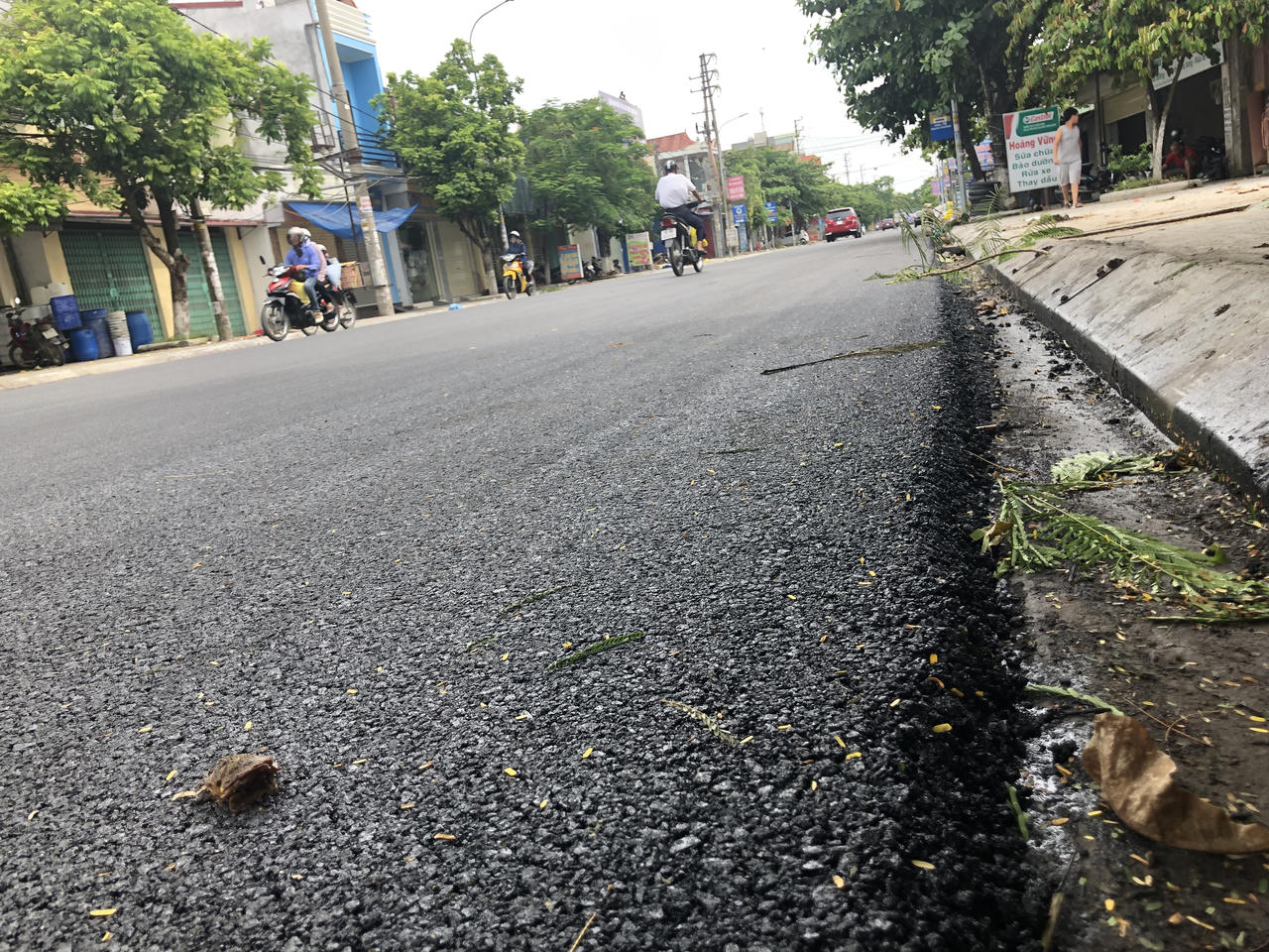 Mưa to vẫn rải bê tông nhựa, chất lượng đường gần trăm tỷ tại Hải Phòng có đáng lo?