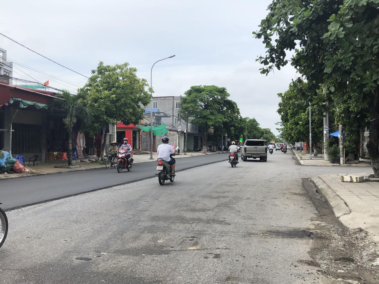 Mưa to vẫn rải bê tông nhựa, chất lượng đường gần trăm tỷ tại Hải Phòng có đáng lo?