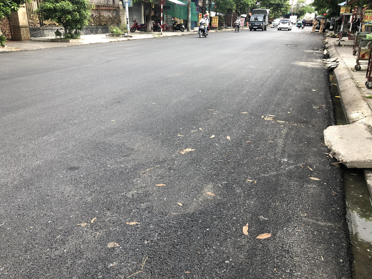 Mưa to vẫn rải bê tông nhựa, chất lượng đường gần trăm tỷ tại Hải Phòng có đáng lo?