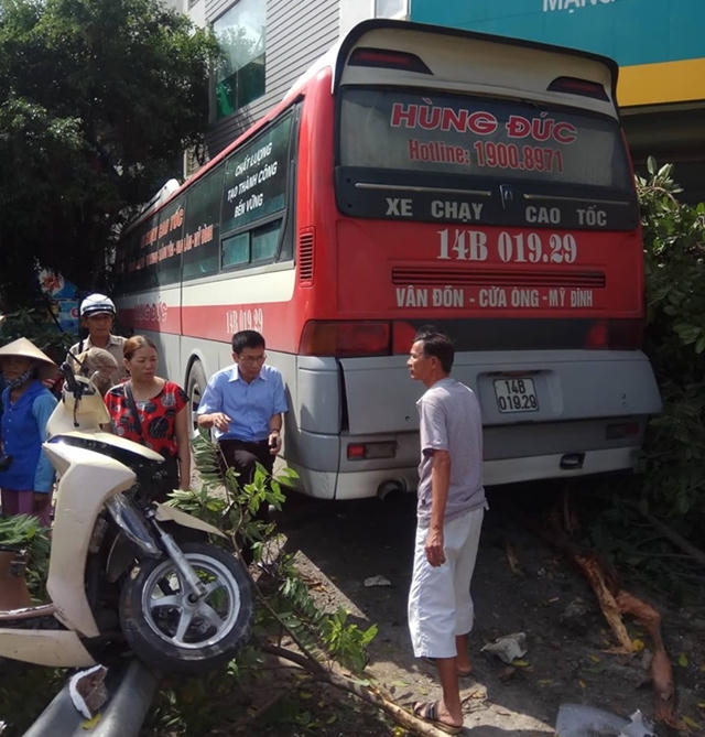Xe khách gây tai nạn kinh hoàng nguyên nhân do nổ lốp?
