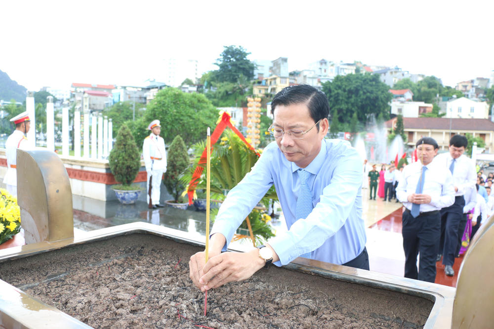 Lãnh đạo tỉnh Quảng Ninh dâng hương tưởng niệm các anh hùng liệt sĩ 