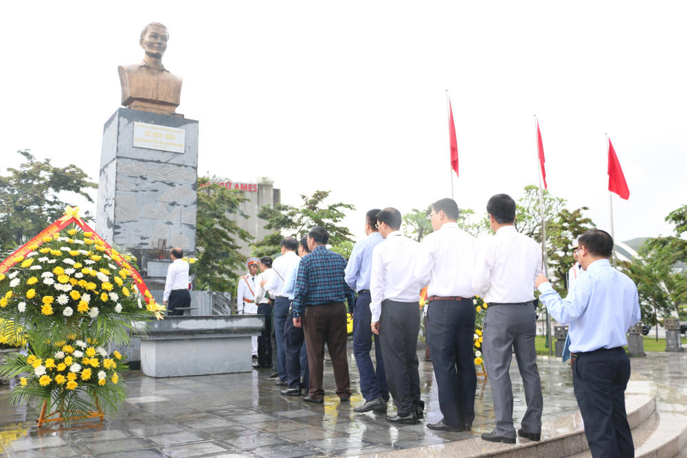 Lãnh đạo tỉnh Quảng Ninh dâng hương tưởng niệm các anh hùng liệt sĩ 
