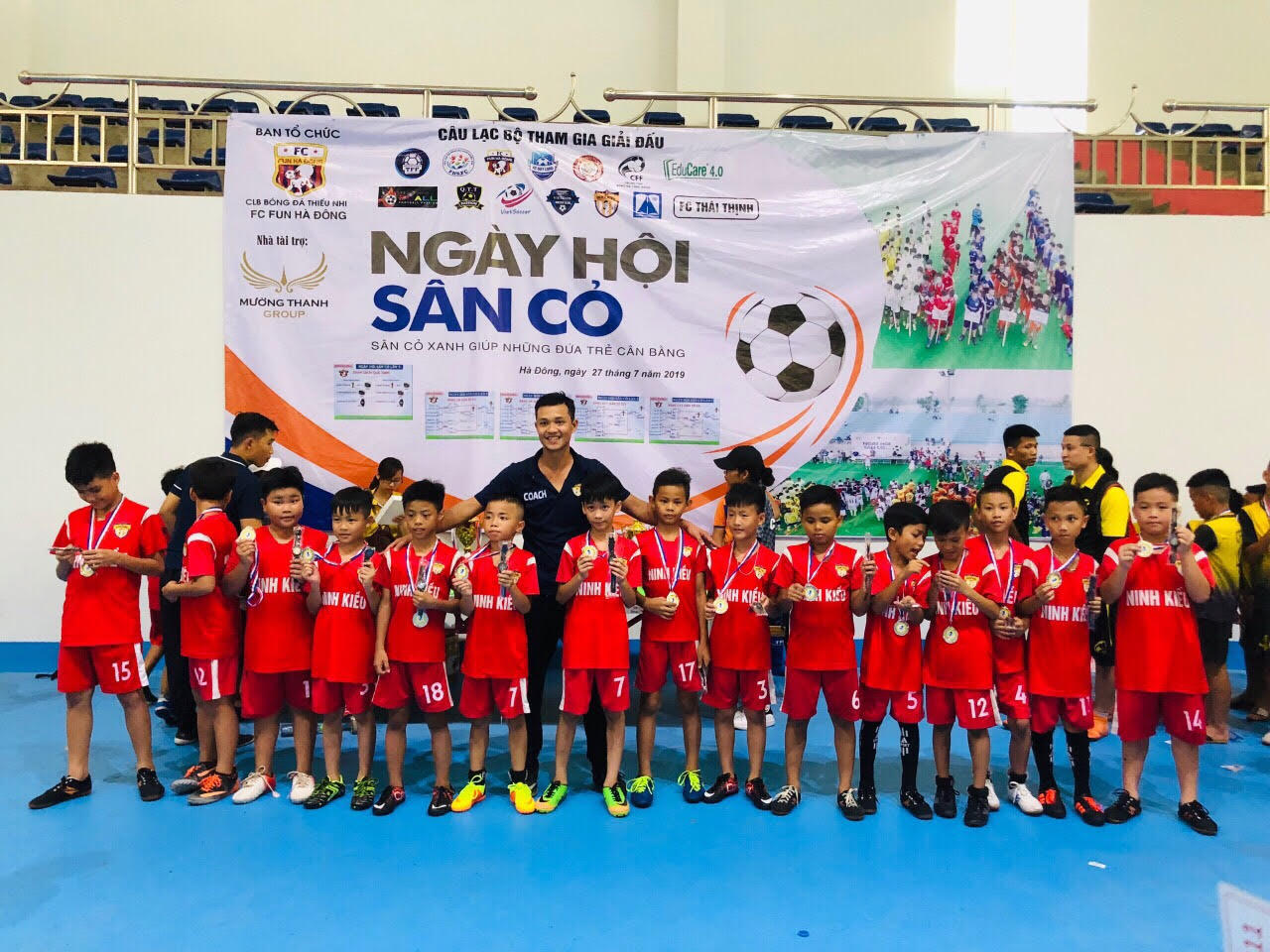 Ngày hội sắc màu trên sân cỏ  tại khu liên hợp thể thao Thanh Hà 