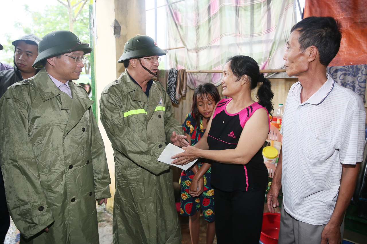 Phó Thủ tướng Trịnh Đình Dũng kiểm tra công tác phòng, chống bão số 3 tại Quảng Ninh