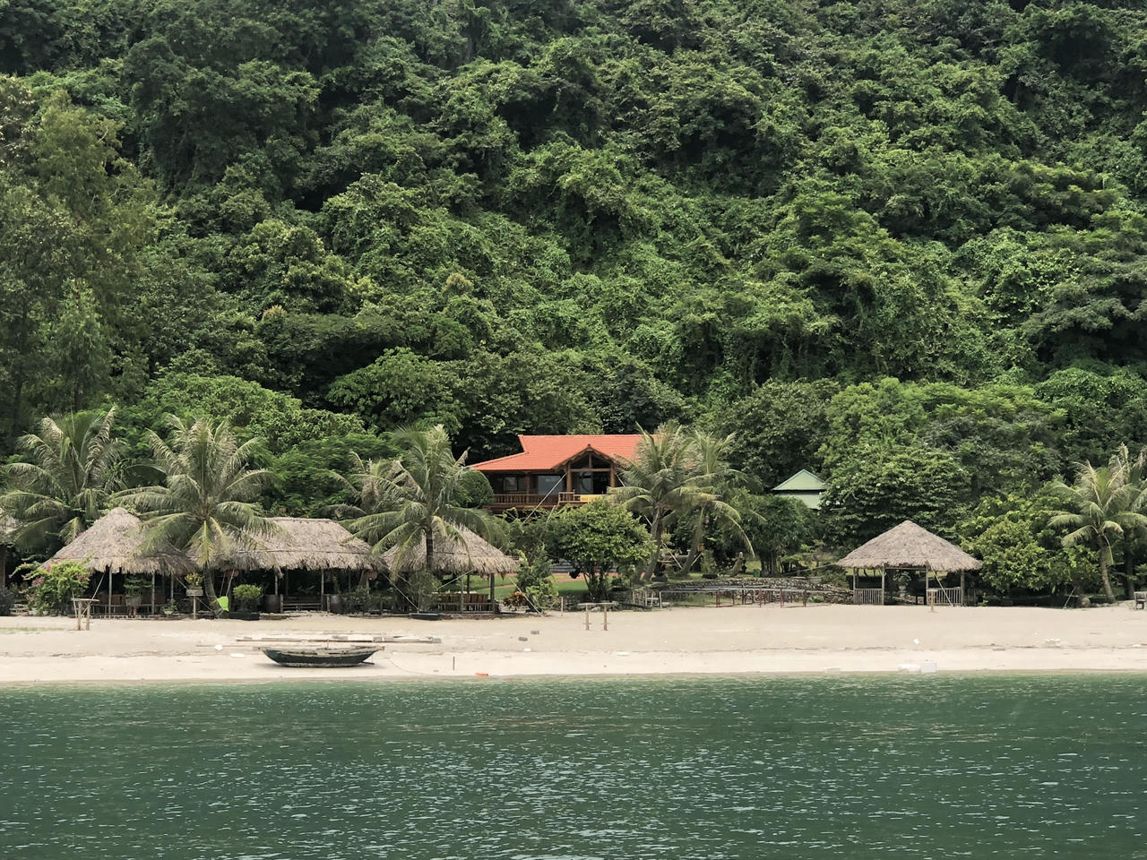 "Đại gia' đất Mỏ chiếm đảo trên vịnh Bái Tử Long xây biệt phủ