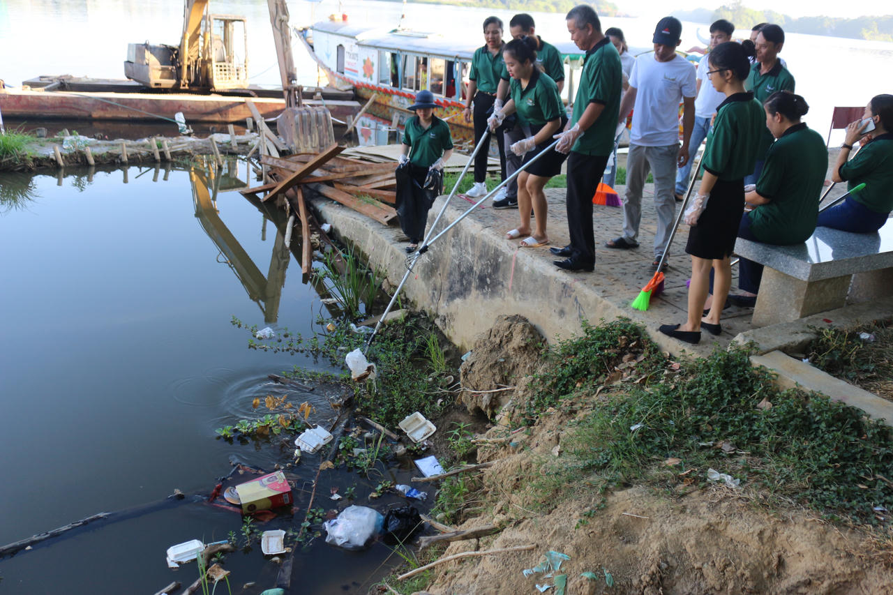 Nhân viên khách sạn Mường Thanh cả nước đi dọn rác