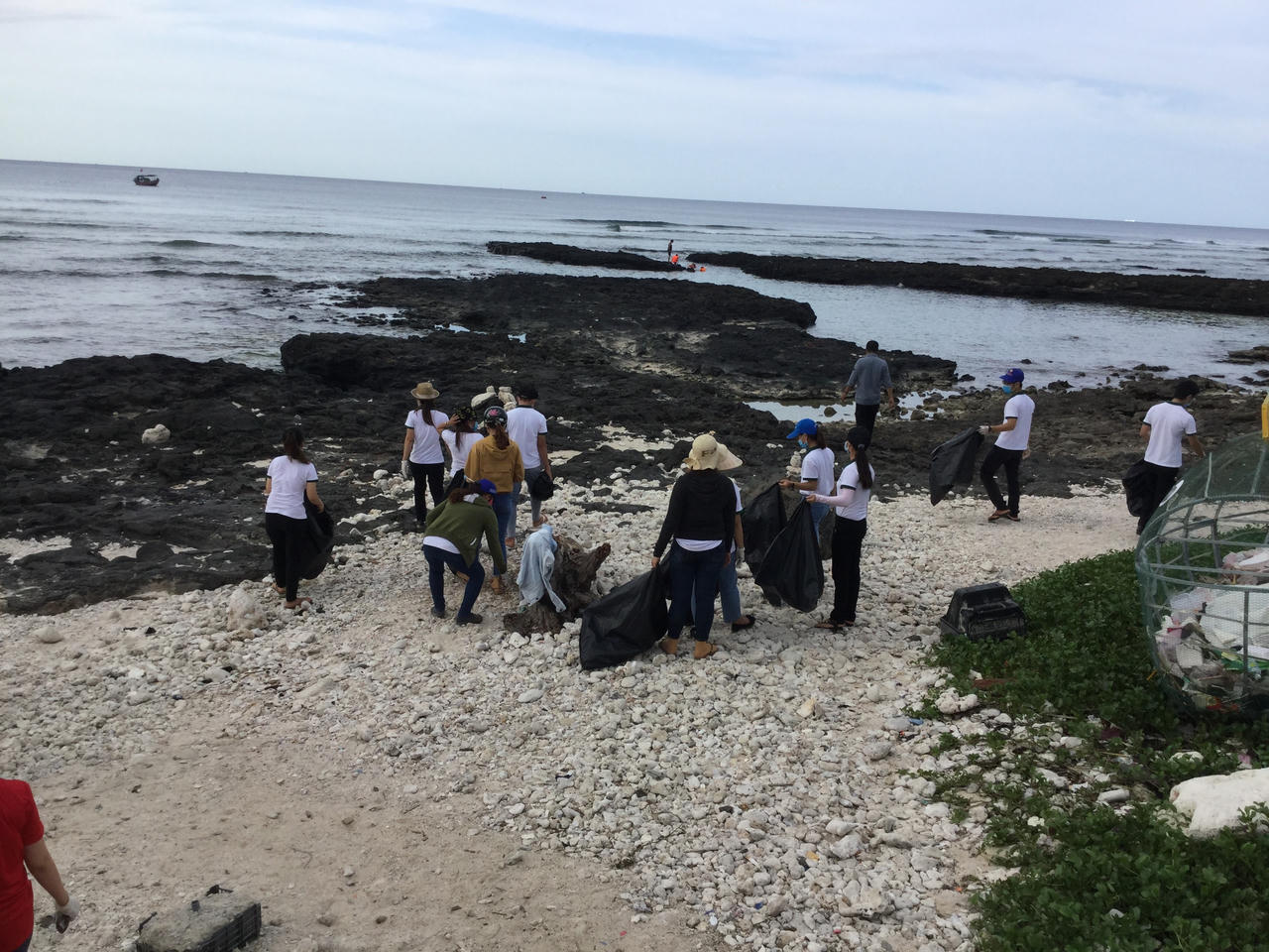 Nhân viên khách sạn Mường Thanh cả nước đi dọn rác