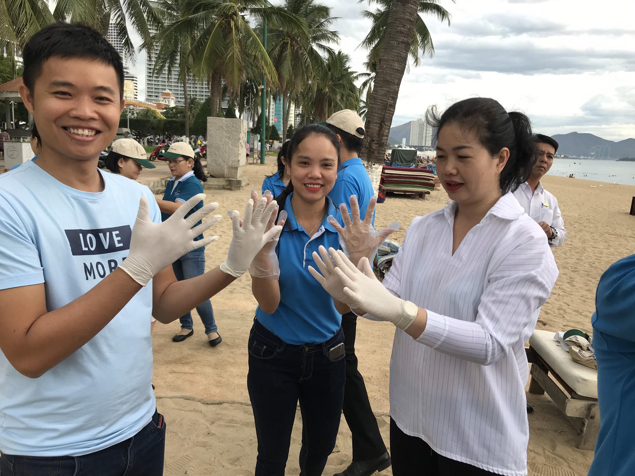 Nhân viên khách sạn Mường Thanh cả nước đi dọn rác