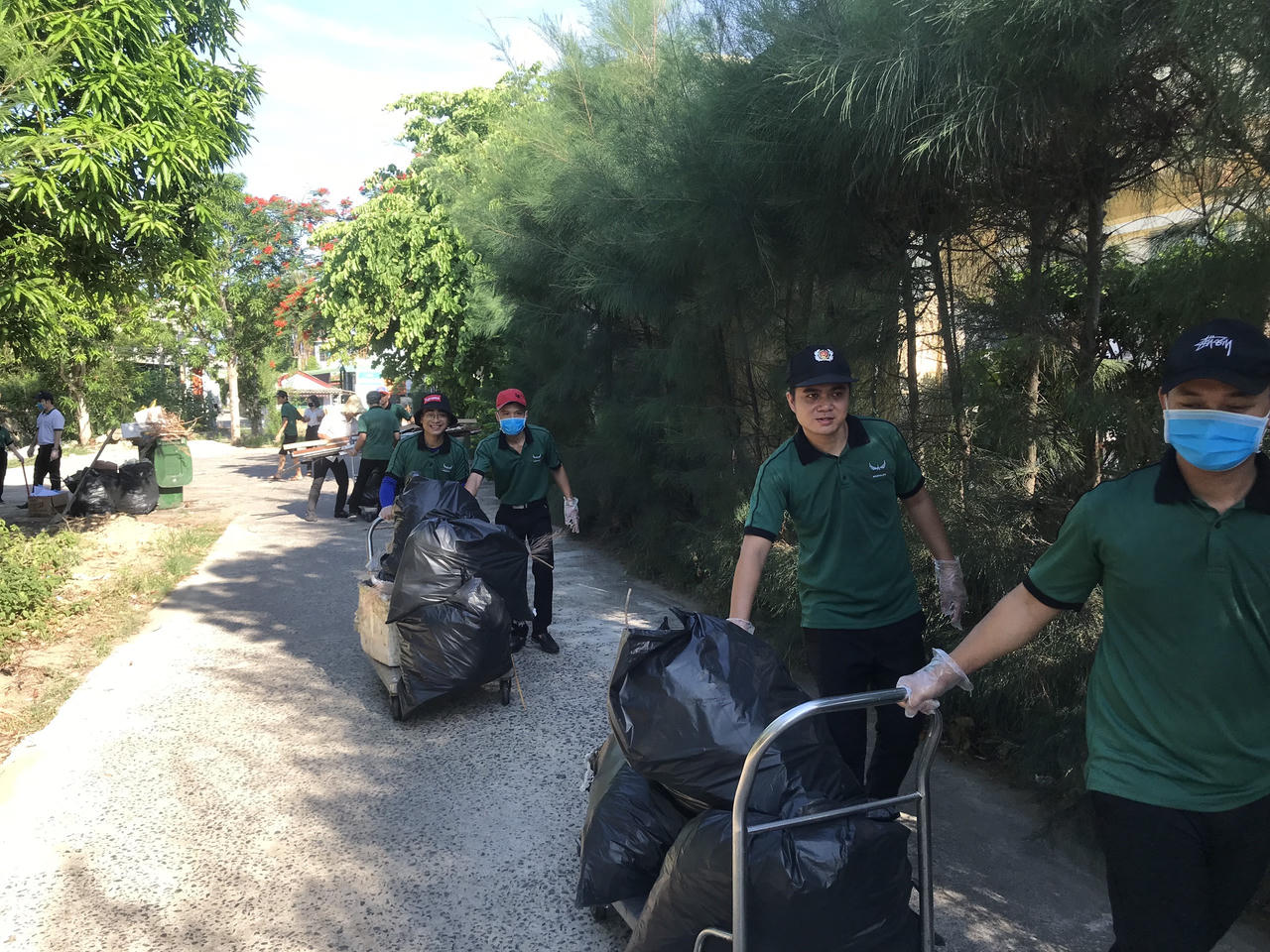 Nhân viên khách sạn Mường Thanh cả nước đi dọn rác