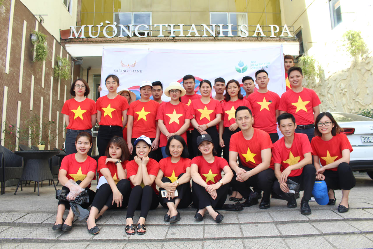 Nhân viên khách sạn Mường Thanh cả nước đi dọn rác