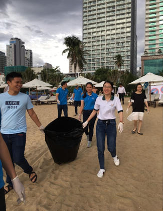 Nhân viên khách sạn Mường Thanh cả nước đi dọn rác