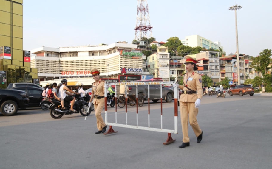 'Bóng hồng giao thông' thu hút du khách đến Hạ Long