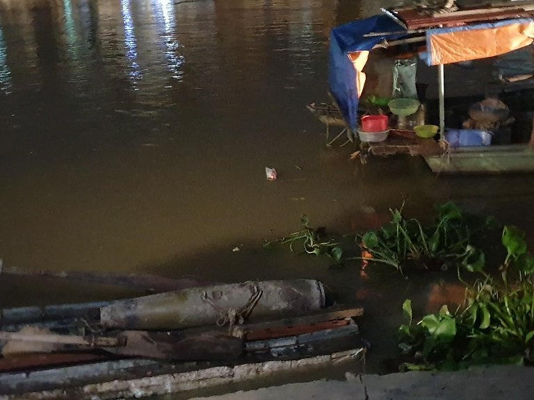 Di dời thành công quả bom nặng 1 tạ rời khỏi sông Tam Bạc