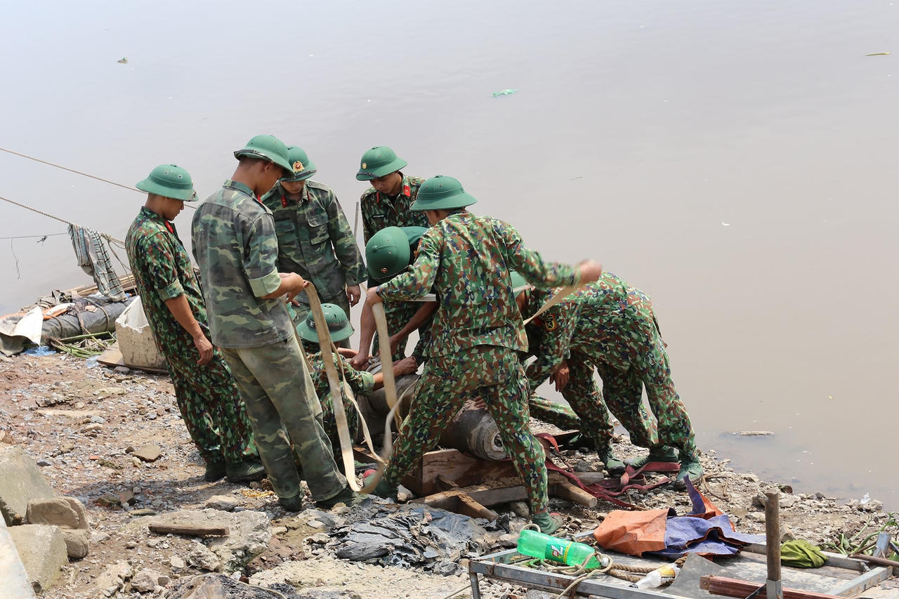 Di dời thành công quả bom nặng 1 tạ rời khỏi sông Tam Bạc