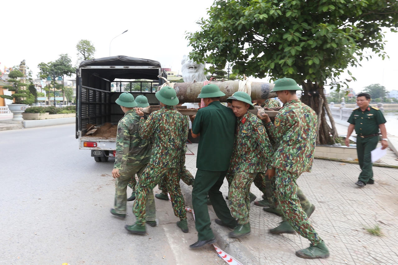 Di dời thành công quả bom nặng 1 tạ rời khỏi sông Tam Bạc