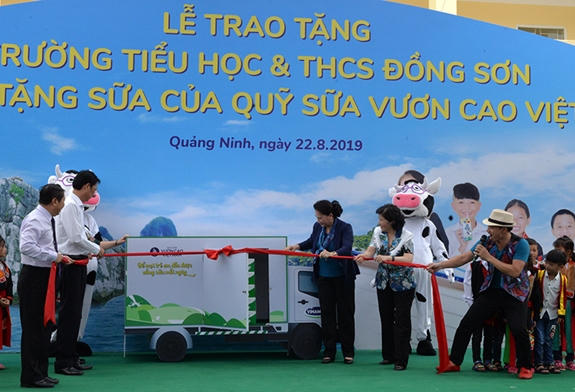 Chủ tịch Quốc hội Nguyễn Thị Kim Ngân dự Lễ trao tặng trường Tiểu học và THCS Đồng Sơn tại Quảng Ninh.